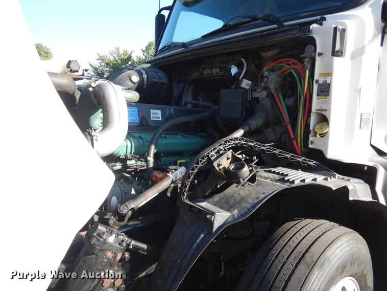 image for item DM6466 2012 Volvo VNL  semi truck