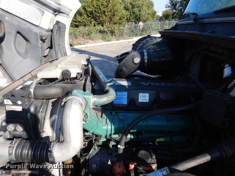 image for item DM6466 2012 Volvo VNL  semi truck