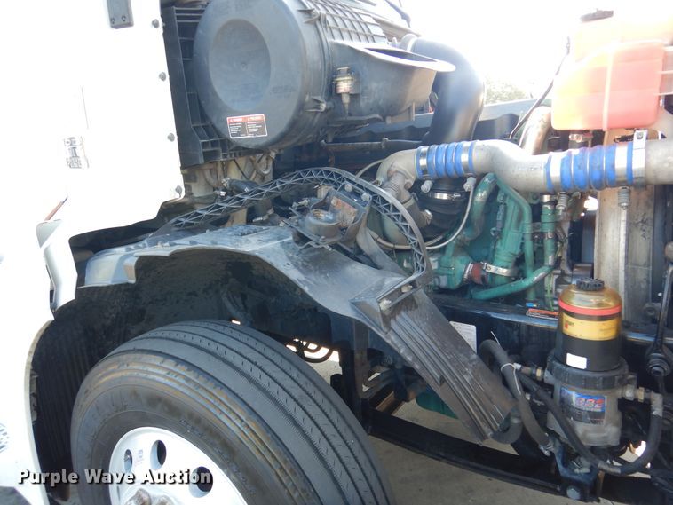 image for item DM6466 2012 Volvo VNL  semi truck