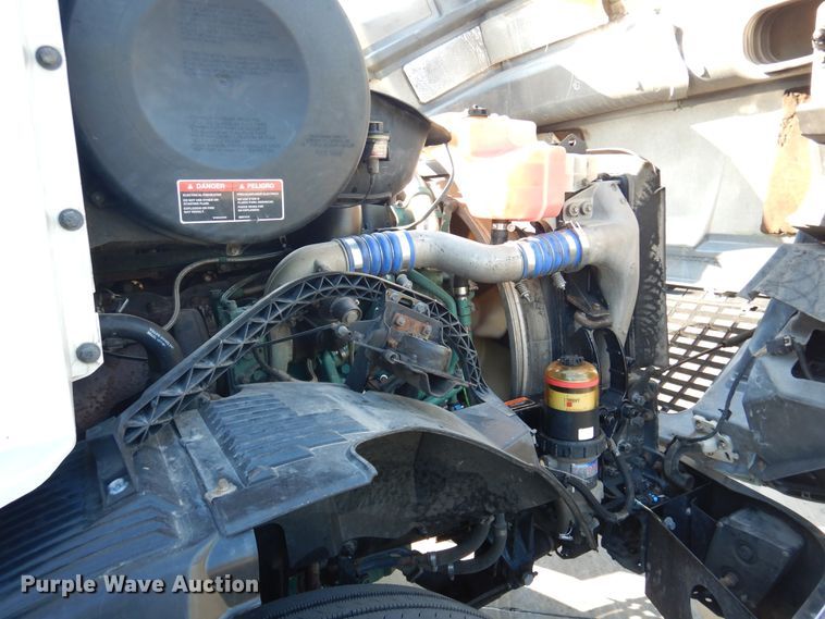 image for item DM6466 2012 Volvo VNL  semi truck