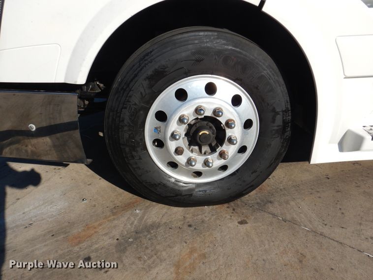 image for item DM6466 2012 Volvo VNL  semi truck