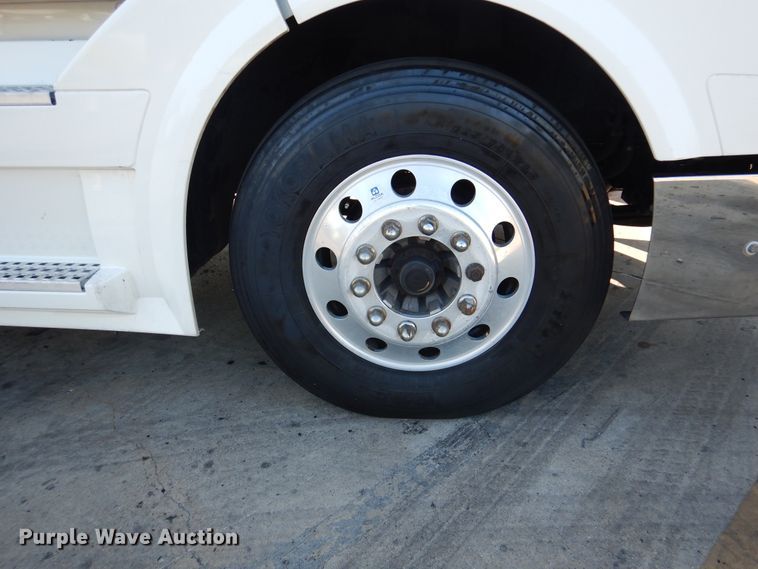 image for item DM6466 2012 Volvo VNL  semi truck