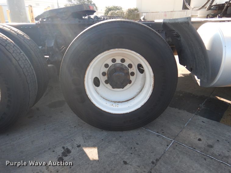 image for item DM6466 2012 Volvo VNL  semi truck