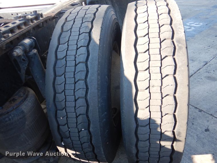 image for item DM6466 2012 Volvo VNL  semi truck