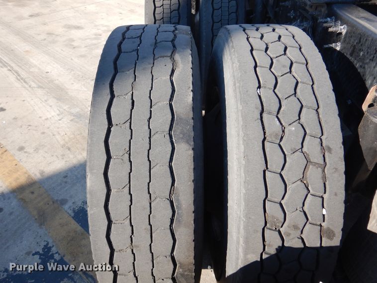 image for item DM6466 2012 Volvo VNL  semi truck