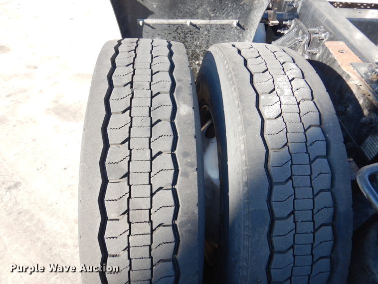 image for item DM6466 2012 Volvo VNL  semi truck