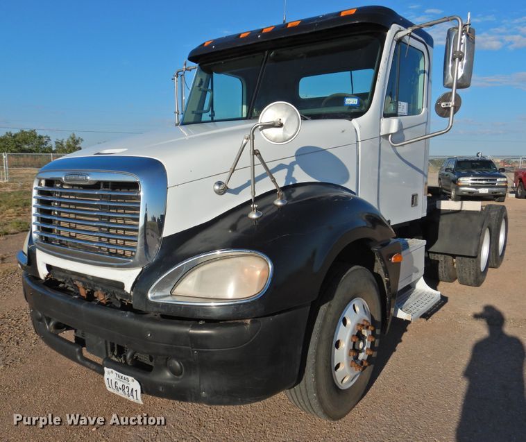 image for item DM8984 2005 Freightliner Columbia 120  semi truck