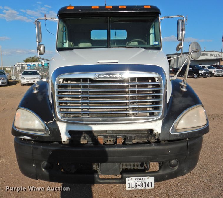 image for item DM8984 2005 Freightliner Columbia 120  semi truck