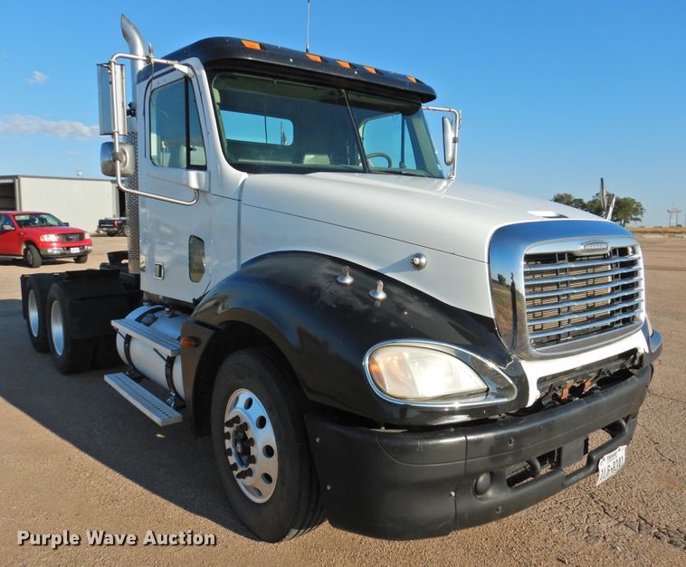 image for item DM8984 2005 Freightliner Columbia 120  semi truck