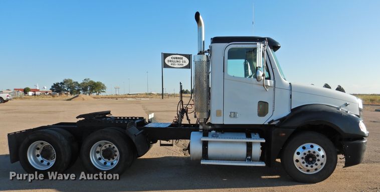 image for item DM8984 2005 Freightliner Columbia 120  semi truck