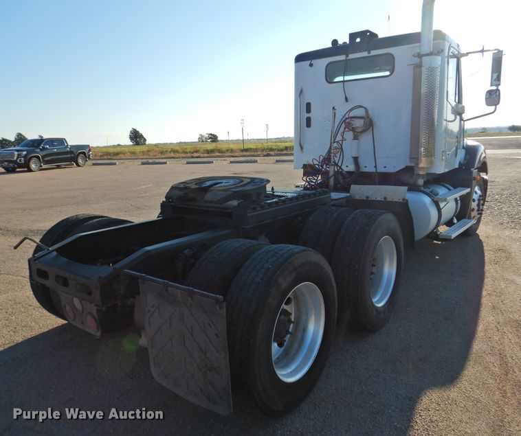 image for item DM8984 2005 Freightliner Columbia 120  semi truck