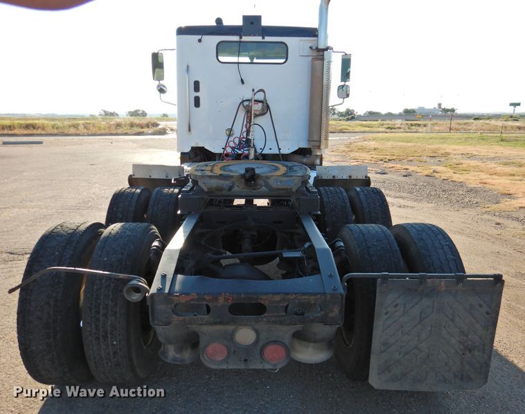 image for item DM8984 2005 Freightliner Columbia 120  semi truck