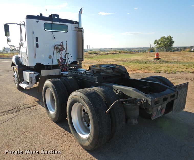 image for item DM8984 2005 Freightliner Columbia 120  semi truck