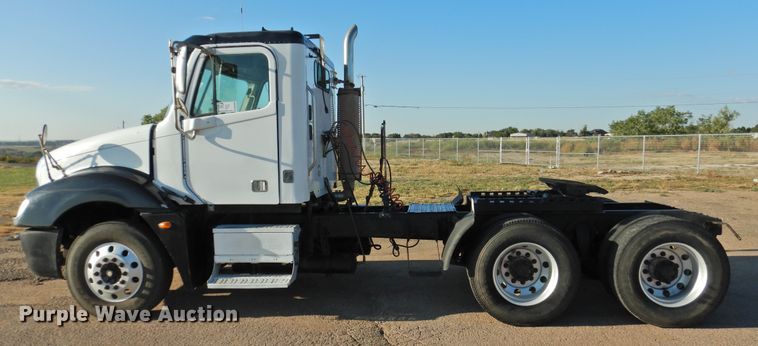 image for item DM8984 2005 Freightliner Columbia 120  semi truck