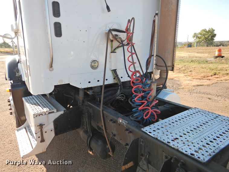 image for item DM8984 2005 Freightliner Columbia 120  semi truck