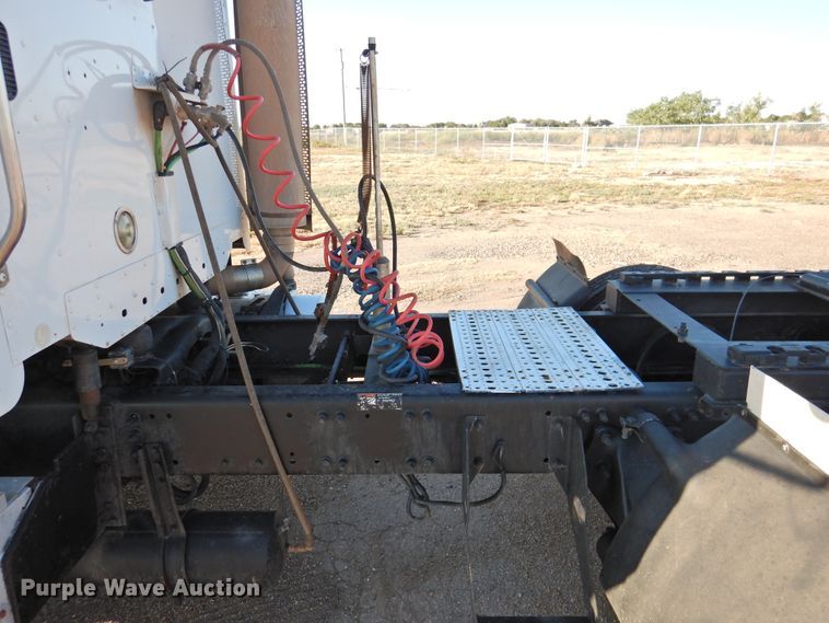 image for item DM8984 2005 Freightliner Columbia 120  semi truck