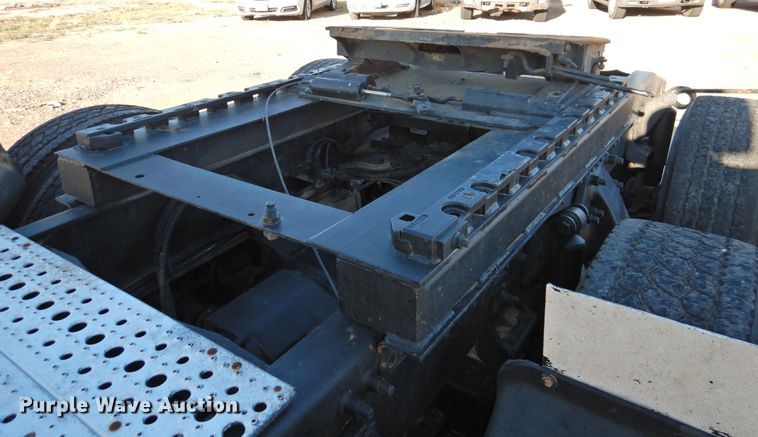 image for item DM8984 2005 Freightliner Columbia 120  semi truck