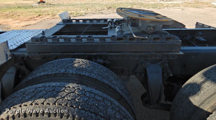 image for item DM8984 2005 Freightliner Columbia 120  semi truck