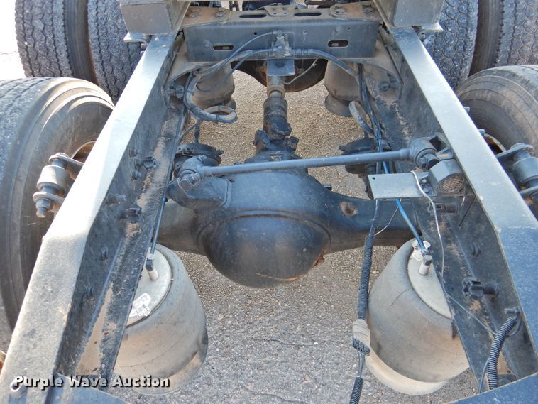 image for item DM8984 2005 Freightliner Columbia 120  semi truck