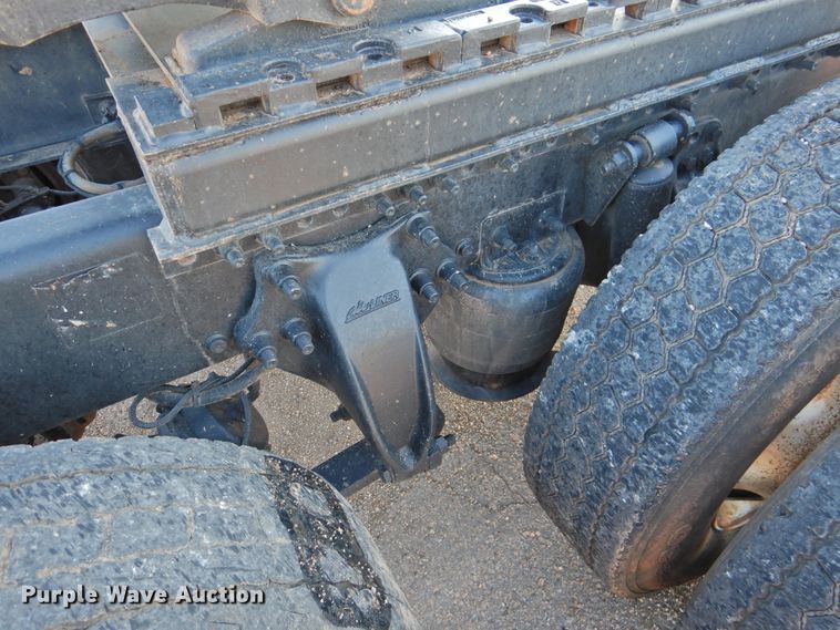 image for item DM8984 2005 Freightliner Columbia 120  semi truck