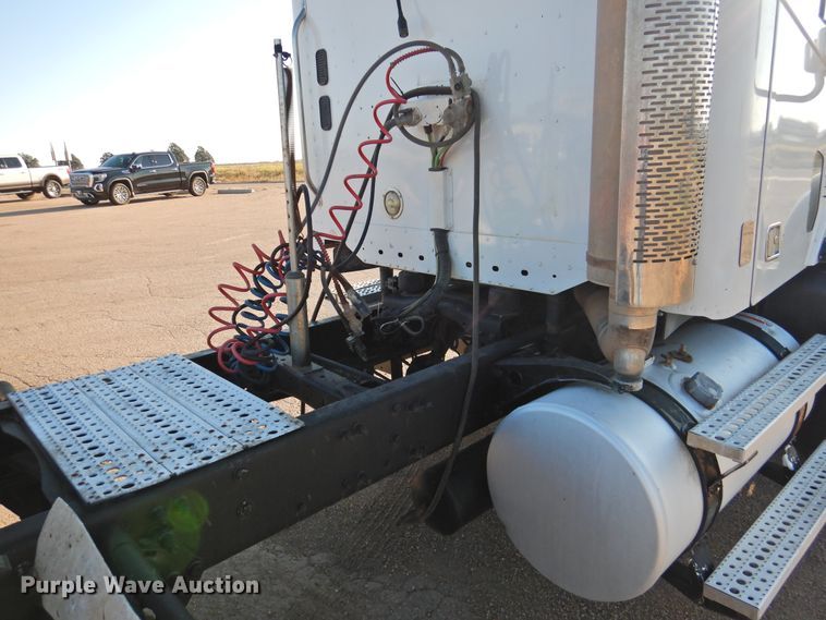 image for item DM8984 2005 Freightliner Columbia 120  semi truck