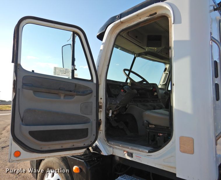 image for item DM8984 2005 Freightliner Columbia 120  semi truck