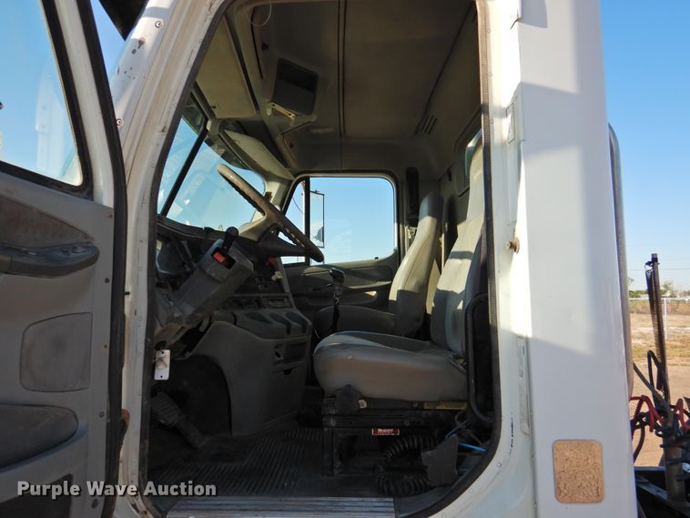 image for item DM8984 2005 Freightliner Columbia 120  semi truck