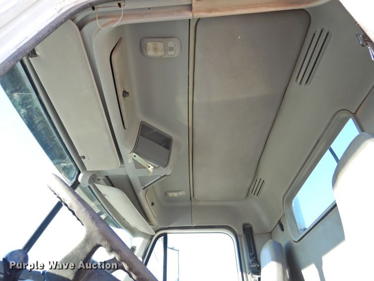 image for item DM8984 2005 Freightliner Columbia 120  semi truck