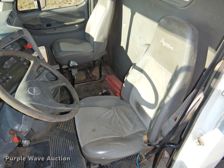 image for item DM8984 2005 Freightliner Columbia 120  semi truck