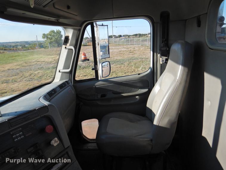 image for item DM8984 2005 Freightliner Columbia 120  semi truck