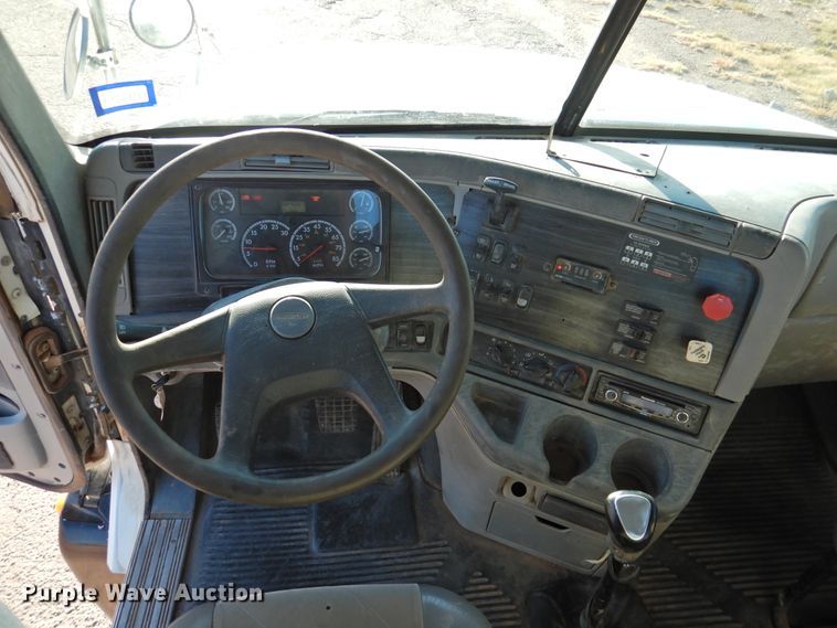 image for item DM8984 2005 Freightliner Columbia 120  semi truck