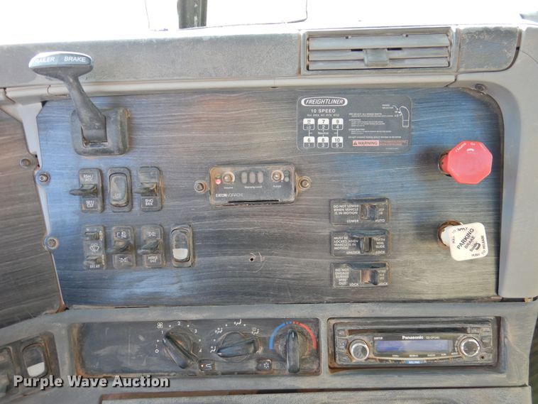 image for item DM8984 2005 Freightliner Columbia 120  semi truck