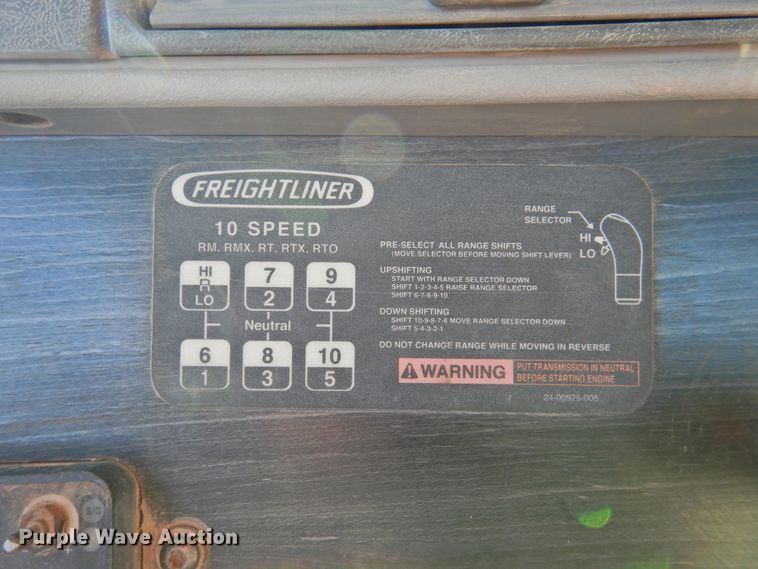 image for item DM8984 2005 Freightliner Columbia 120  semi truck