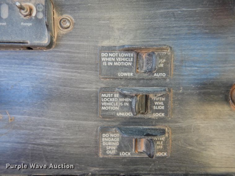 image for item DM8984 2005 Freightliner Columbia 120  semi truck