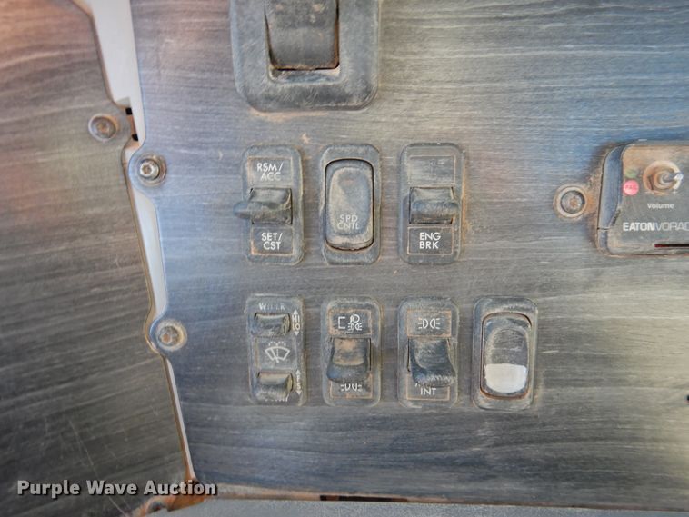 image for item DM8984 2005 Freightliner Columbia 120  semi truck