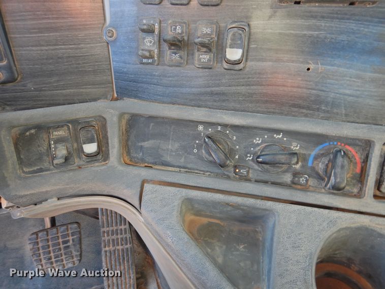 image for item DM8984 2005 Freightliner Columbia 120  semi truck