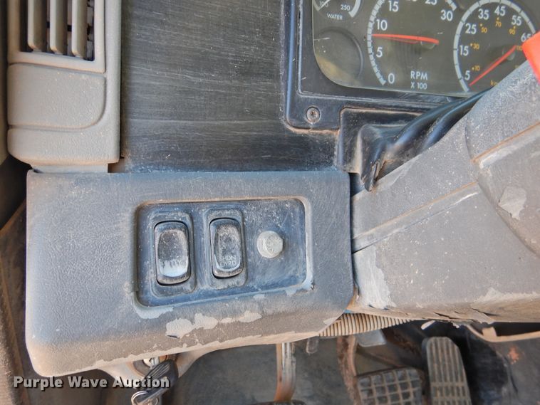 image for item DM8984 2005 Freightliner Columbia 120  semi truck