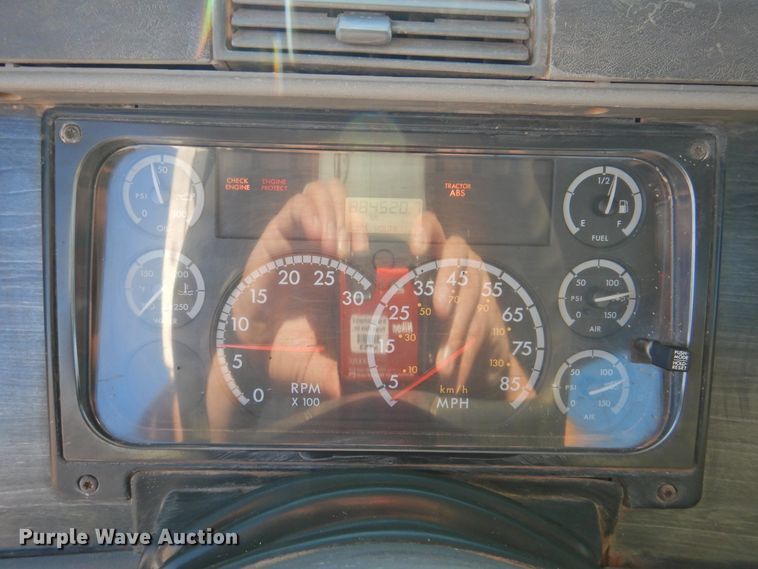 image for item DM8984 2005 Freightliner Columbia 120  semi truck