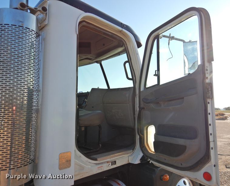 image for item DM8984 2005 Freightliner Columbia 120  semi truck