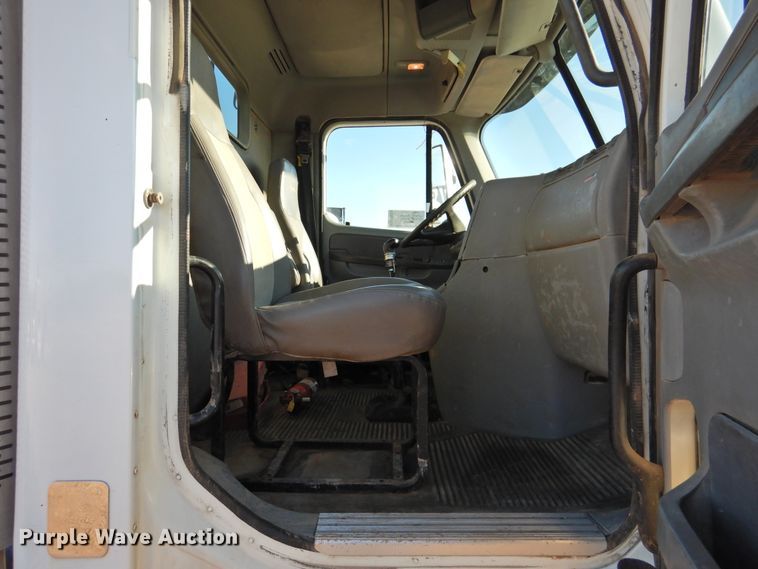 image for item DM8984 2005 Freightliner Columbia 120  semi truck