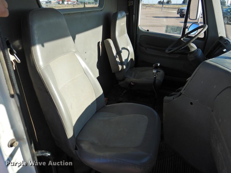 image for item DM8984 2005 Freightliner Columbia 120  semi truck