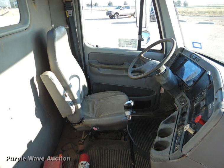 image for item DM8984 2005 Freightliner Columbia 120  semi truck