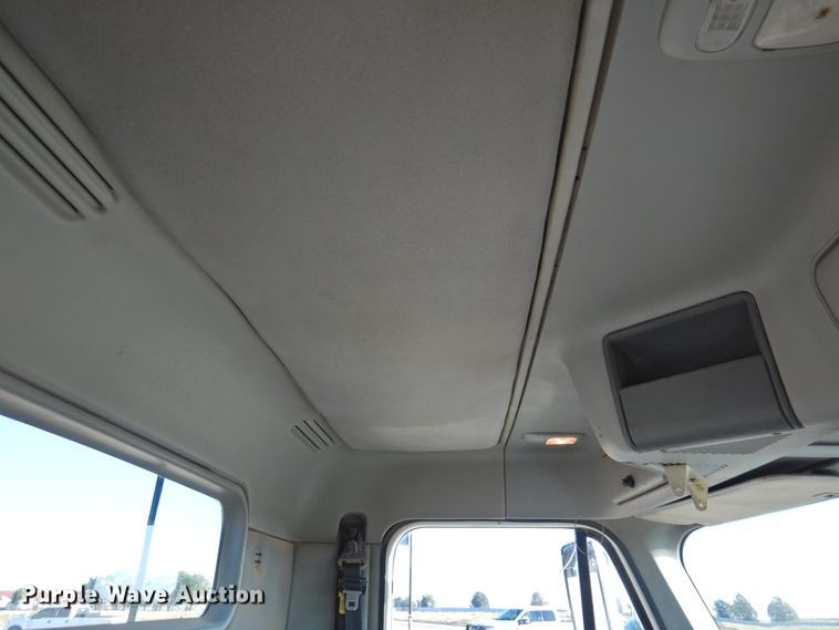 image for item DM8984 2005 Freightliner Columbia 120  semi truck