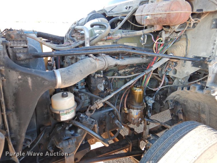 image for item DM8984 2005 Freightliner Columbia 120  semi truck