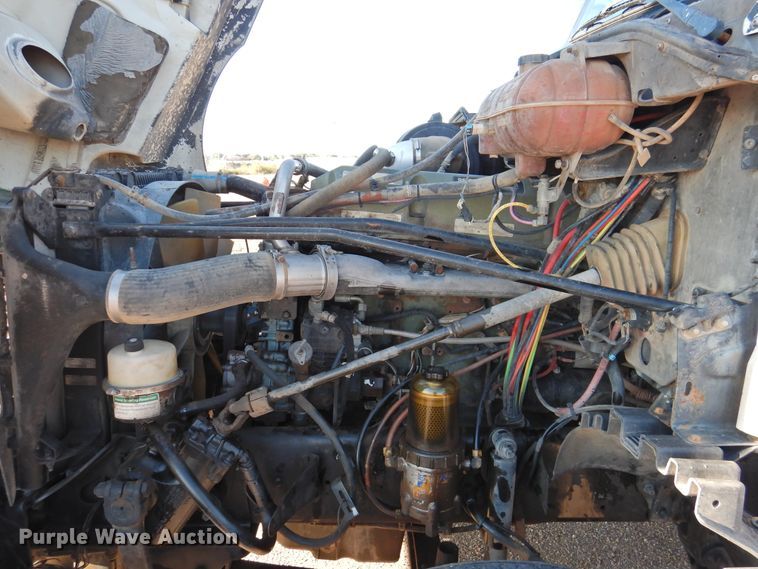 image for item DM8984 2005 Freightliner Columbia 120  semi truck