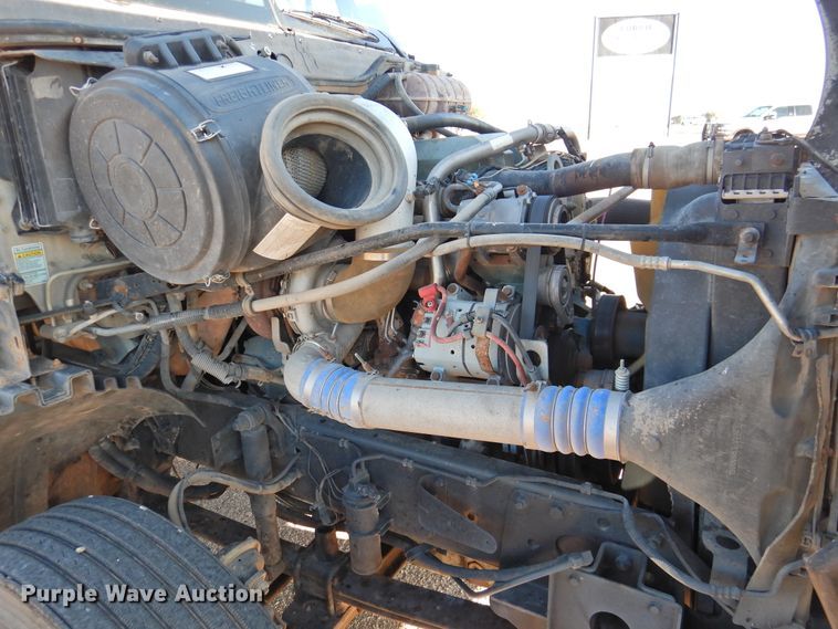 image for item DM8984 2005 Freightliner Columbia 120  semi truck