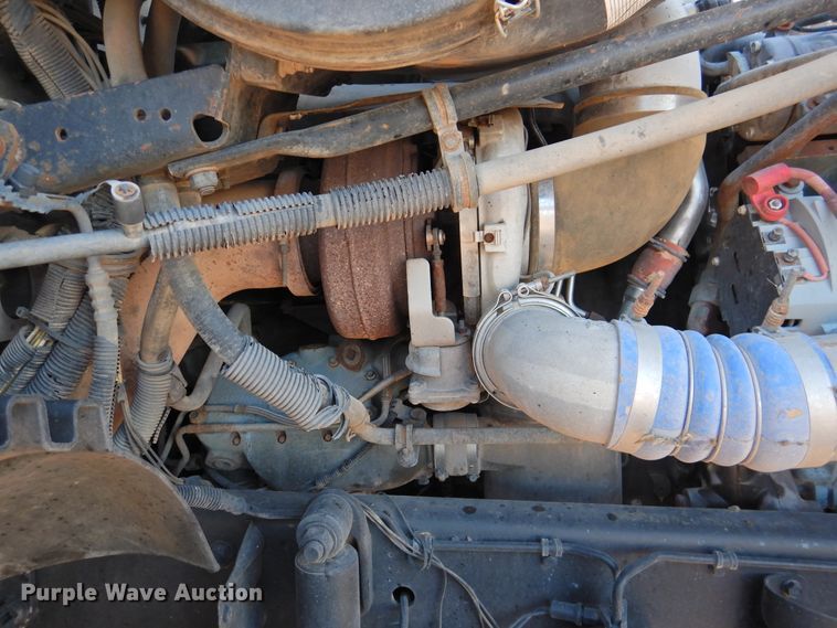 image for item DM8984 2005 Freightliner Columbia 120  semi truck