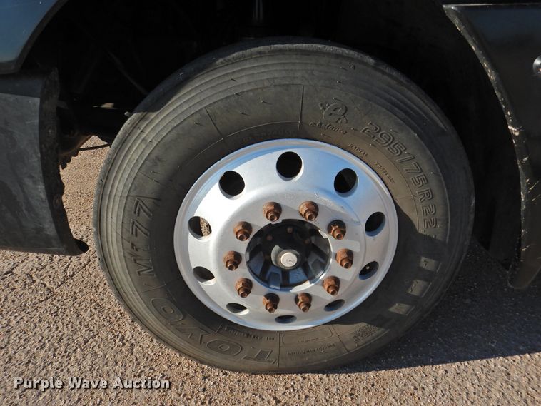 image for item DM8984 2005 Freightliner Columbia 120  semi truck