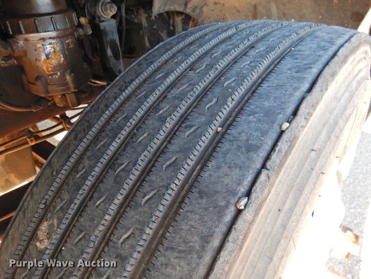 image for item DM8984 2005 Freightliner Columbia 120  semi truck