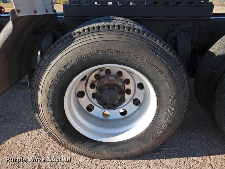 image for item DM8984 2005 Freightliner Columbia 120  semi truck